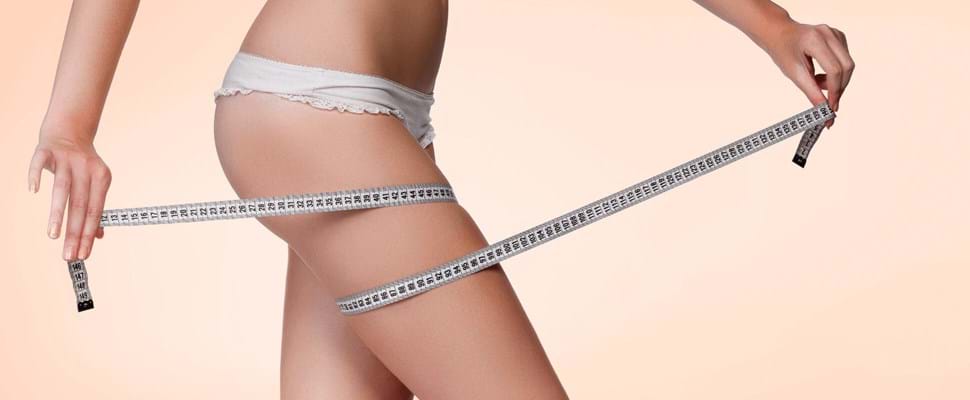 vrouw met meetlint bij been