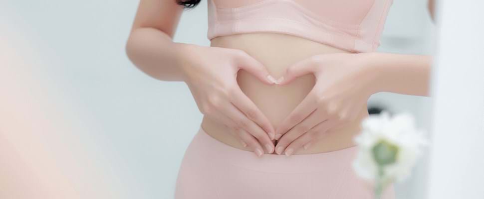 buik met handen in hartvorm