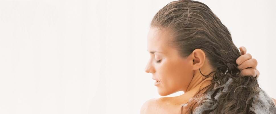 Comment se laver les cheveux après une augmentation mammaire ?