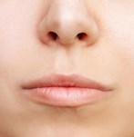 Image frontale du visage avant de Augmentation des levres avec fillers