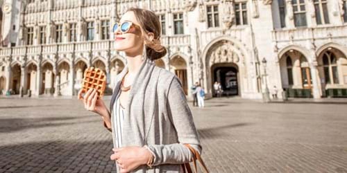Patient savourant une gaufre typique de Genk Chirurgie à l’étranger